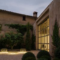 Lighting the vertical surfaces of outdoor settings 