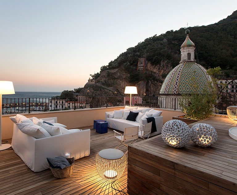 En la Costa de Amalfi, disfrutando de la vida al aire libre con las lámparas para exterior de Vibia