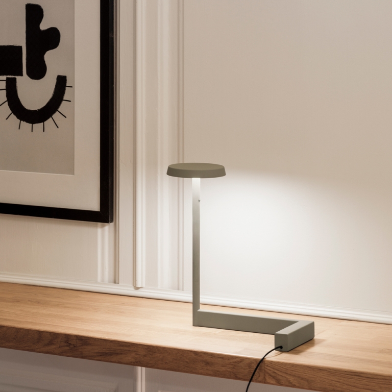 Strati di luce: ecco le lampade da tavolo della collezione Flat