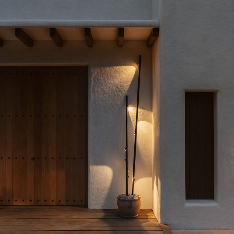La collezione per esterni di Vibia arricchisce l'architettura organica di un'abitazione privata dal tipico carattere mediterraneo