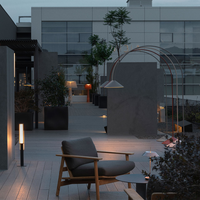El nuevo diseño de la terraza actualiza el espacio de exposición exterior de Vibia