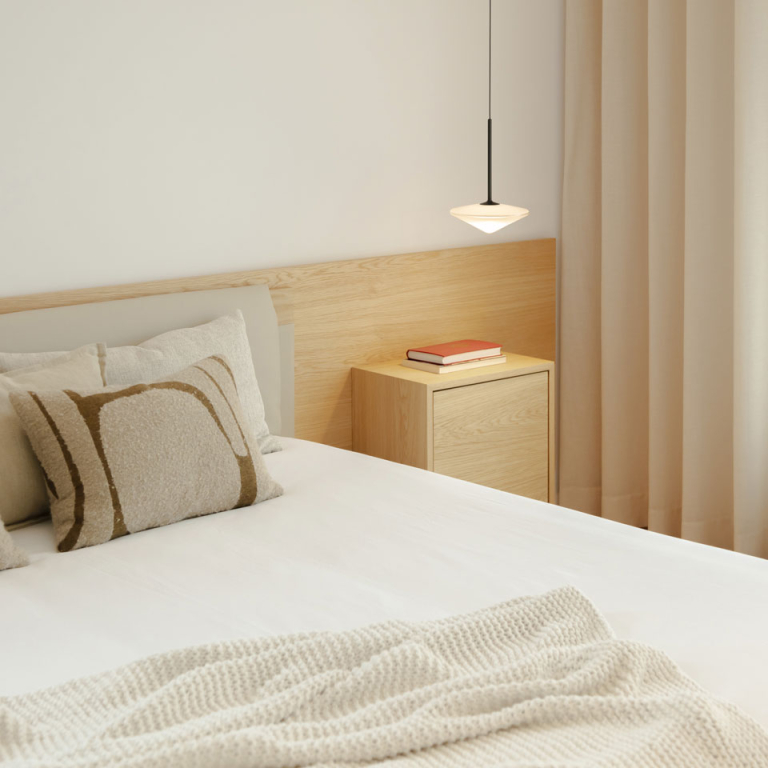 Le lampade Vibia illuminano un’abitazione contemporanea dal carattere minimalista